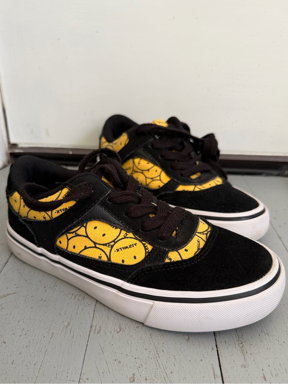 Airwalk Lace-Up Huntington Smiley Face Sneakers Boys Kids 1